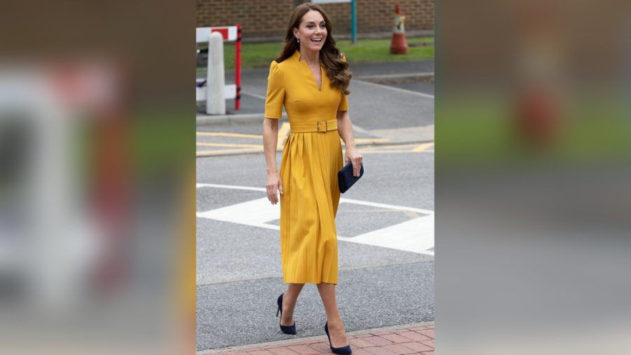 Prinzessin Kate besuchte im sonnengelben Kleid die Entbindungsstation des Royal Surrey County Hospitals. (ili/spot)