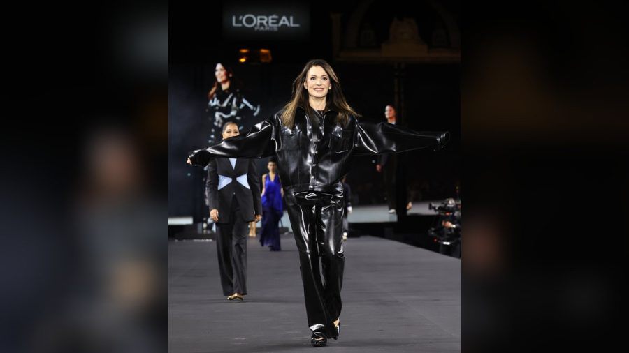 Iris Berben auf dem Catwalk im Herzen von Paris. (obr/spot)