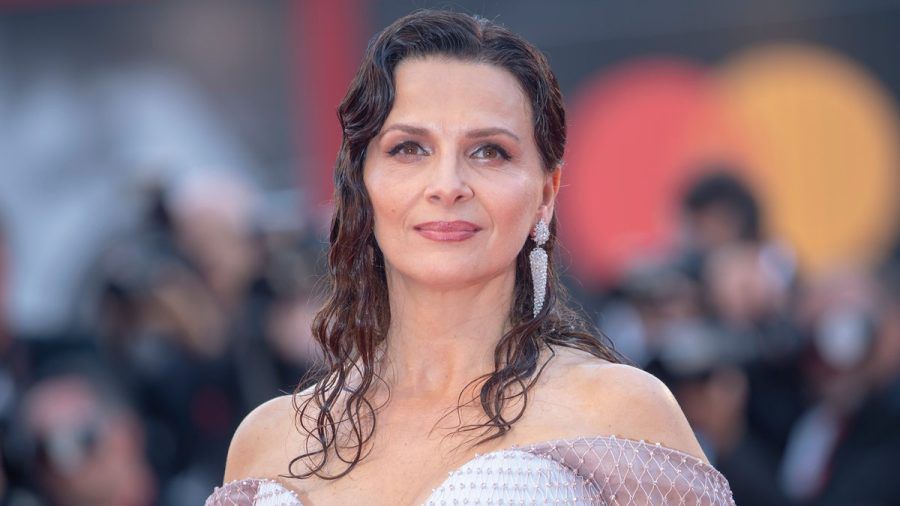Juliette Binoche zeigt Solidarität für die Frauen im Iran. (eee/spot)