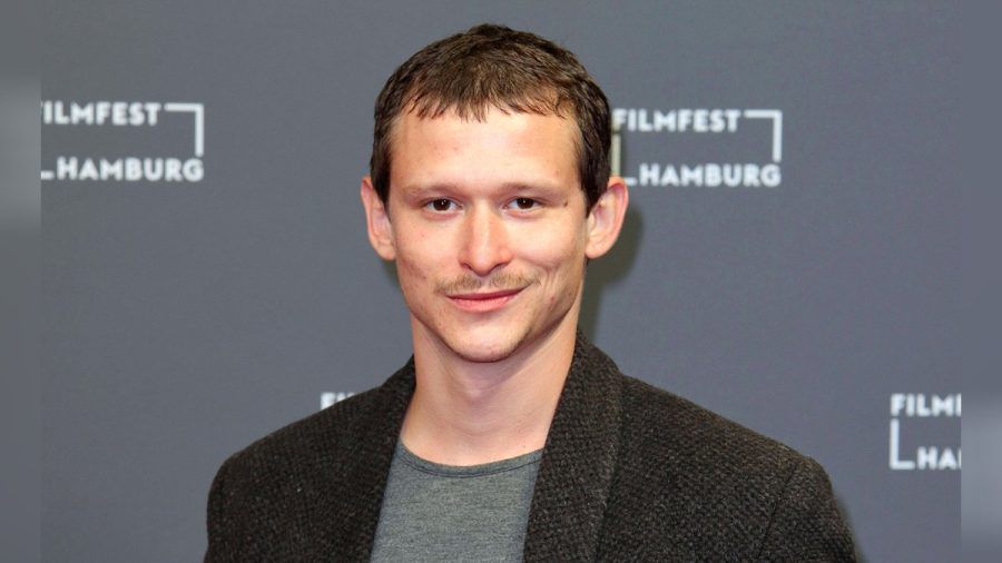 Joel Basman spielt Schriftsteller Franz Kafka in der neuen Miniserie "Kafka". (ili/spot)