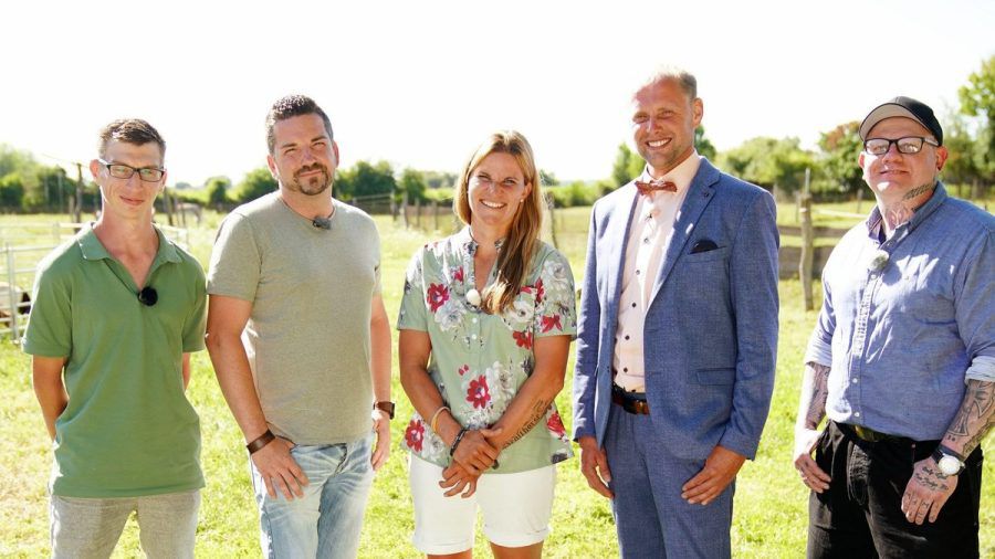 Pferdewirtschaftsmeisterin Loretta (32) aus Baden-Württemberg will (v.l.) Eric (31), Sascha (37), Michael (36) und Sven (41) näher kennenlernen. (jom/spot)