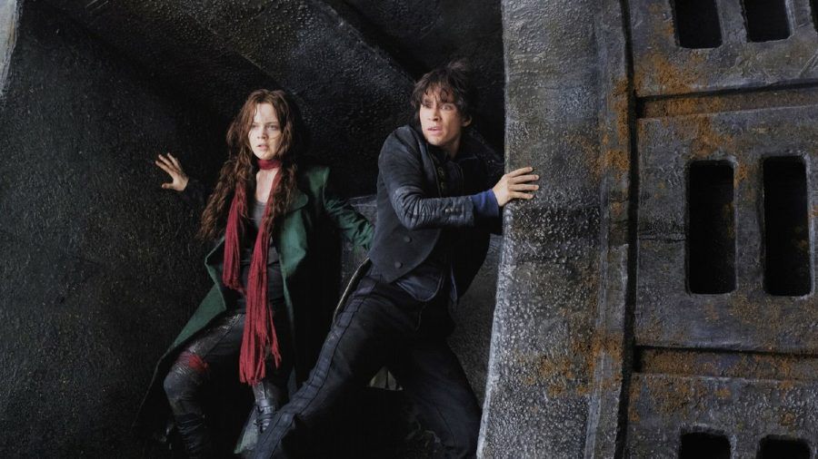 "Mortal Engines: Krieg der Städte": Hester Shaw (Hera Hilmar) und Tom Natsworthy (Robert Sheehan) müssen um ihr Leben fürchten. (cg/spot)