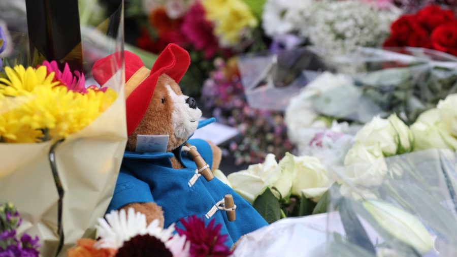 Ein Teddybär vor dem Buckingham Palast, in Gedenken an die verstorbene Königin. (mia/spot)