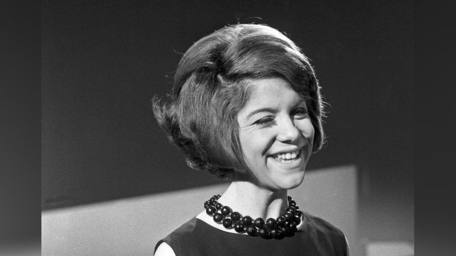 Country-Sängerin Jody Miller während eines TV-Auftritts in den 60er-Jahren. (dr/spot)