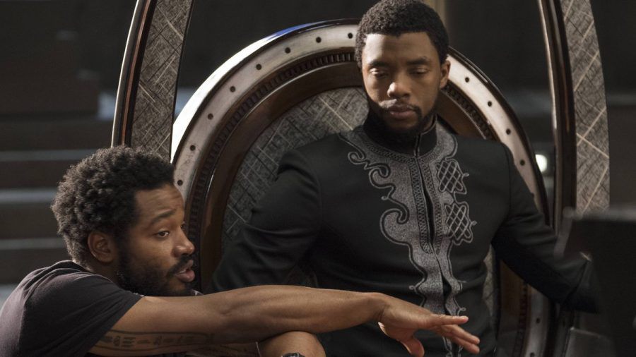 Ryan Coogler (l.) mit Chadwick Boseman am Set von "Black Panther". (smi/spot)