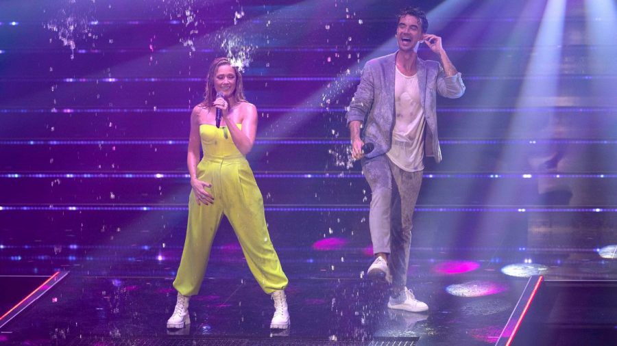 Helene Fischer und Florian Silbereisen machen sich in der ARD-Show "Das große Schlagerjubiläum" nass. (dr/spot)