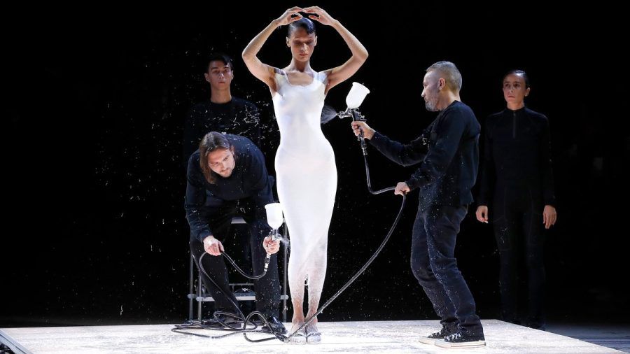 Bella Hadid bei der Coperni-Show der Pariser Fashion Week. (tae/spot)