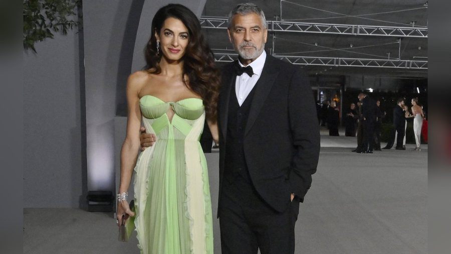 Amal Clooney in einem grünen Designerkleid und George Clooney im eleganten Dreiteiler. (mia/spot)