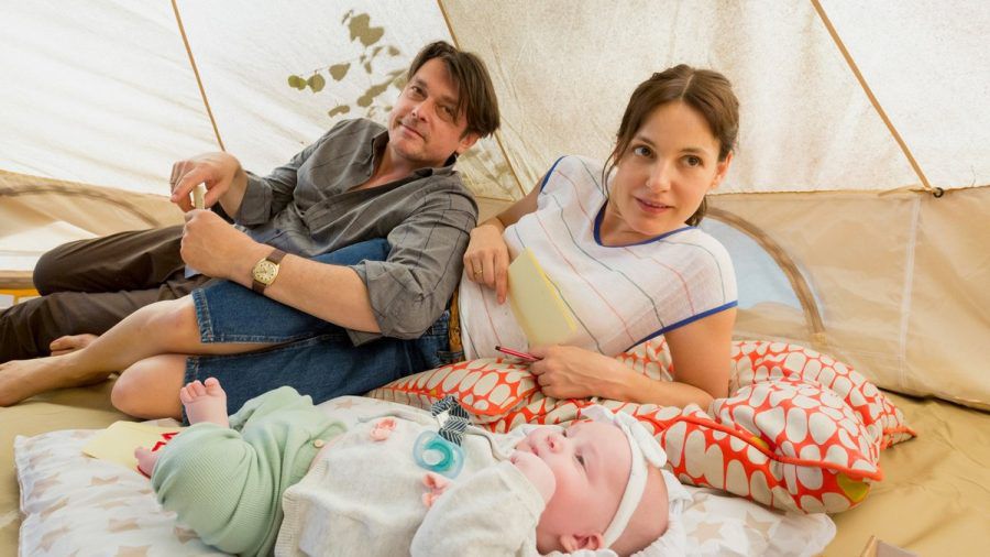 "Eltern mit Hindernissen": Philipp (Hary Prinz), Katrin (Nicolette Krebitz) und Baby Isalie. (cg/spot)