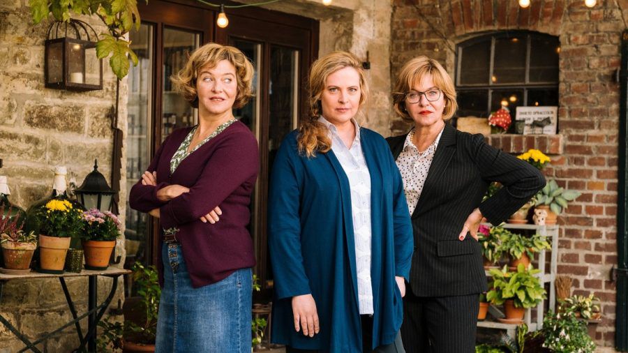 "Meine Mutter gibt es doppelt": Gastronomin Toni Janssen (Diana Amft, M.) mit ihrer Mutter Heidi (Margarita Broich, l.) und Tante Claudia (Margarita Broich, r). (cg/spot)