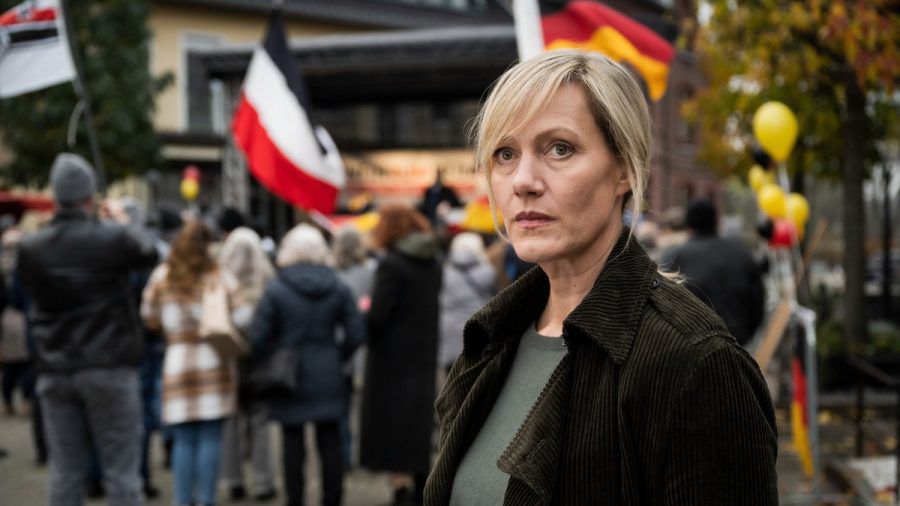 "Die Bürgermeisterin": Claudia Voss (Anna Schudt) wird klar, dass sie nichts gegen die rechte Demonstration in ihrer Stadt ausrichten kann. (cg/spot)