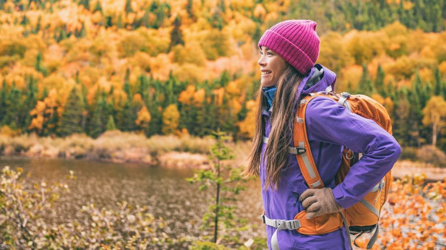 Warme Kleidung, Mütze und Handschuhe dürfen bei einer Herbstwanderung nicht fehlen. (jom/spot)