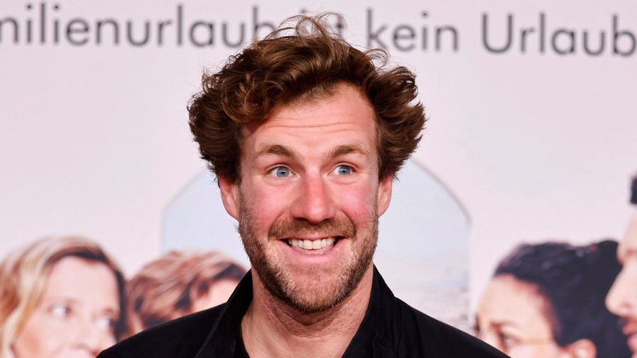 Luke Mockridge lächelt auf der Premiere des neuen Films "Der Nachname". (dr/spot)