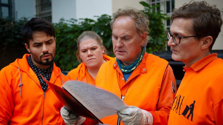 "Die Drei von der Müllabfuhr": "Käpt'n" Werner (Uwe Ochsenknecht, M.) und seine Kollegen kommen einem Betrug auf die Spur. (cg/spot)