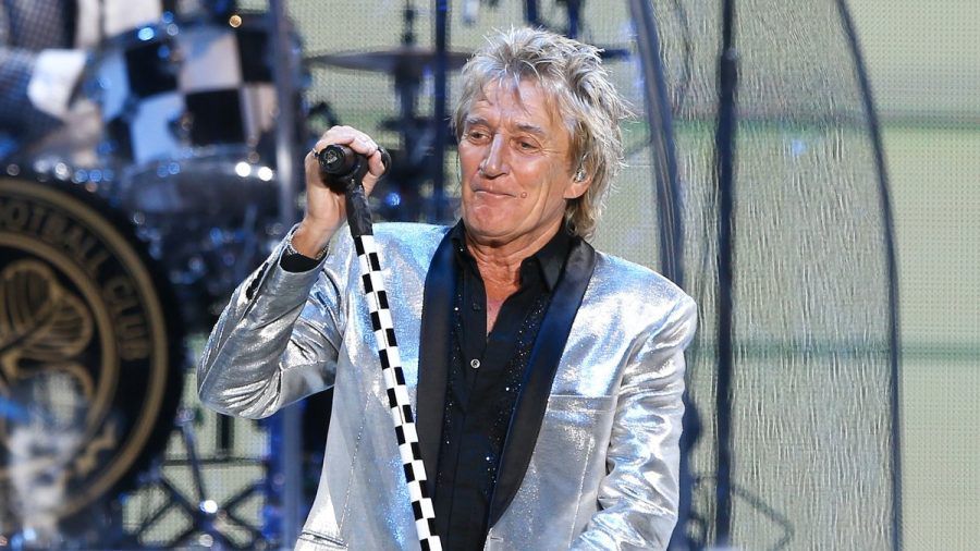 Der britische Sänger Rod Stewart hilft einer ukrainischen Familie. (amw/spot)