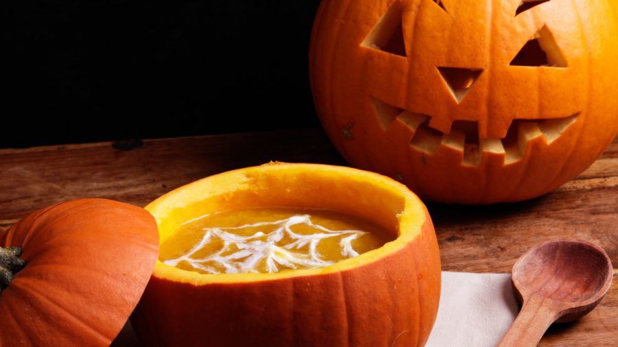 Eine Kürbissuppe darf an Halloween nicht fehlen. (amw/ncz/spot)