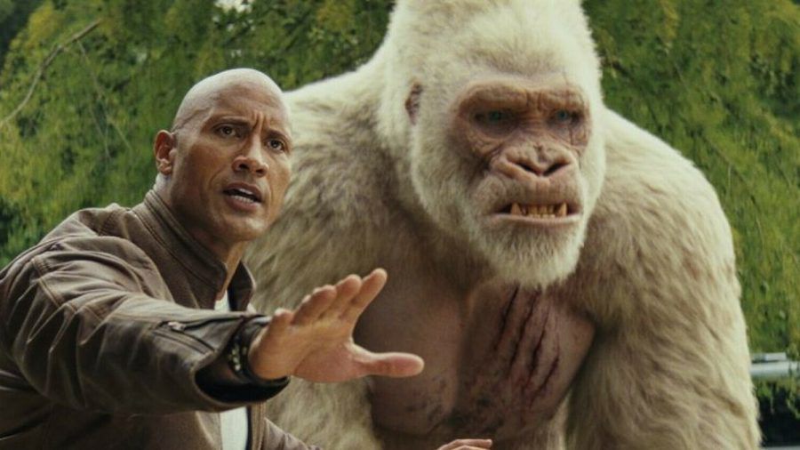 "Rampage - Big Meets Bigger": Davis Okoye (Dwayne Johnson) und der Silberrückengorilla George. (cg/spot)