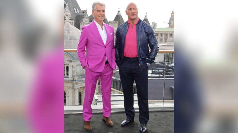 Pierce Brosnan (li.) setzte bei einem Fototermin in London auf Pink. (jom/spot)