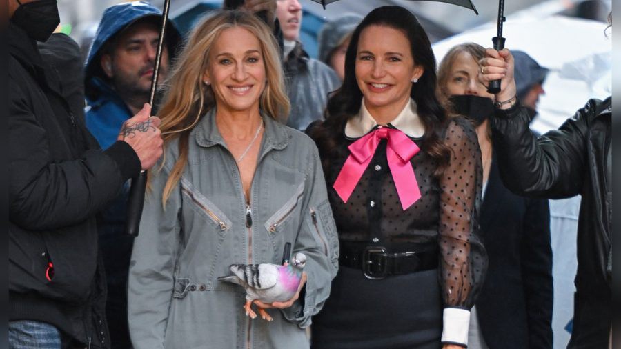 Sarah Jessica Parker (l.), die Taubentasche und Kristin Davis bei den Dreharbeiten zu "And Just Like That...". (mia/spot)