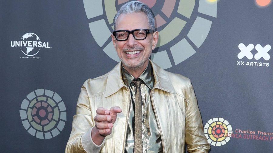 Ein goldenes Jackett mit passendem Hemd und Krawatte kann wahrlich nicht jeder tragen. Jeff Goldblum schon. (stk/spot)