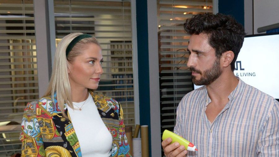 "GZSZ": Tobias hilft der geschockten Sunny, das zerstörte Bachelormodell wieder herzurichten. (cg/spot)