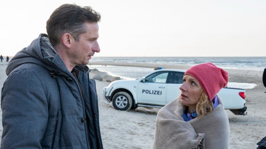 "Der Usedom-Krimi: Schneewittchen": Annett Ludwig (Christina Große, r.) hat einen grausamen Fund gemacht. (cg/spot)