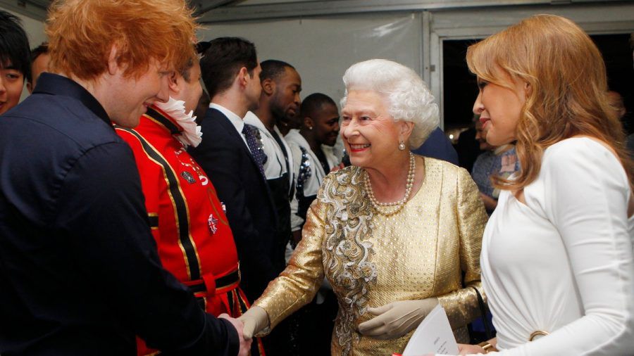 Ed Sheeran und Queen Elizabeth II. bei ihrem ersten Treffen im Jahr 2012. (mia/spot)