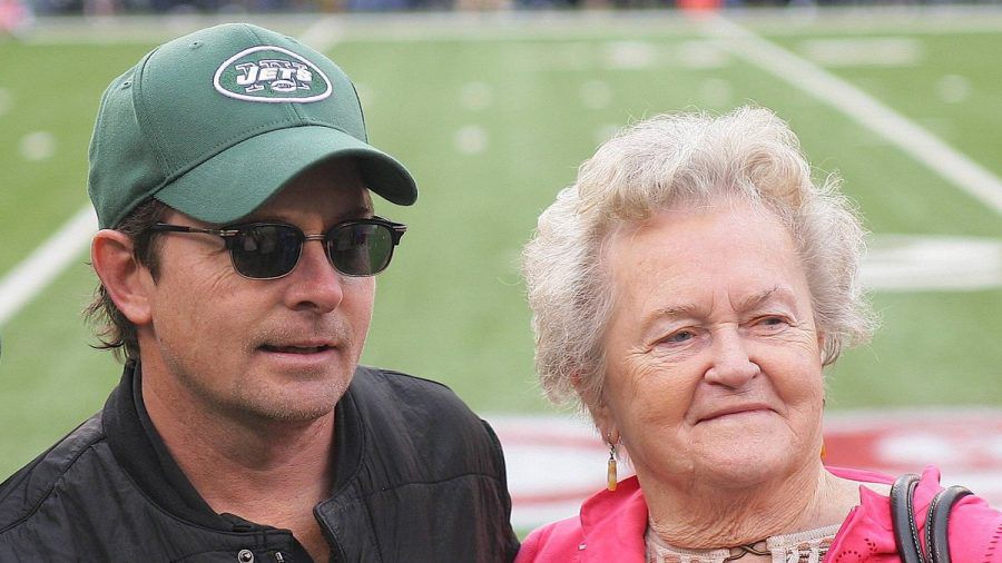 Michael J. Fox mit seiner Mutter Phyllis bei einem Football-Spiel. (dr/spot)