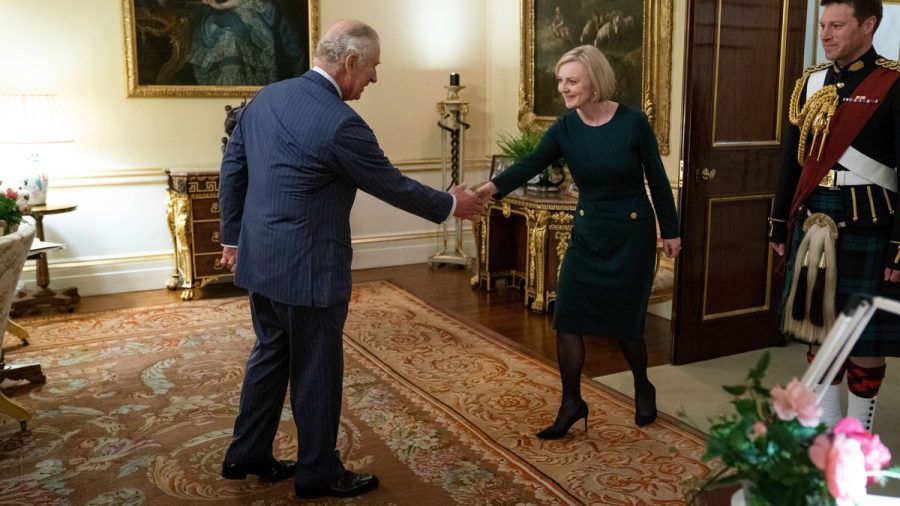 König Charles III. und Liz Truss bei ihrem Treffen am Mittwoch. (ntr/spot)