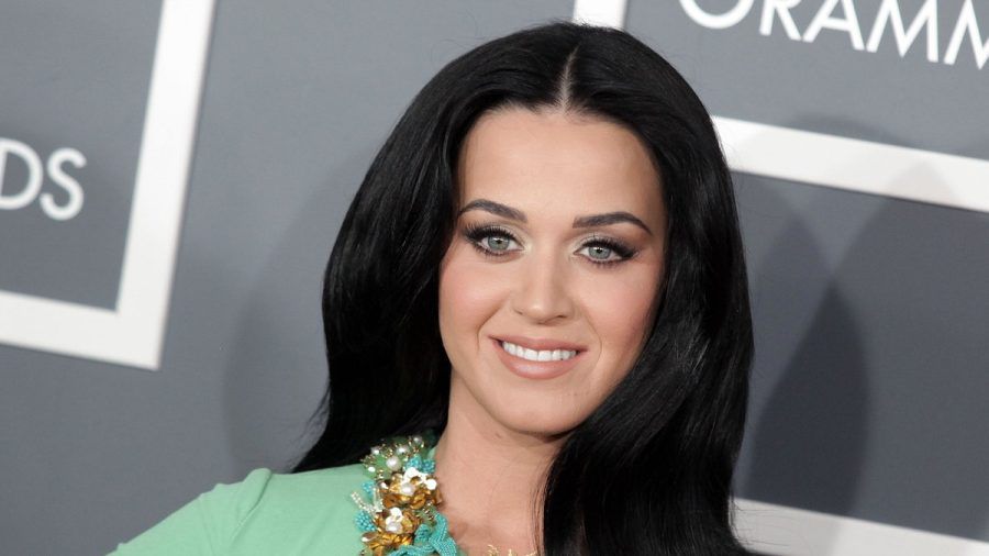 Katy Perry wie wir sie kennen: geschminkt auf dem roten Teppich (mia/spot)