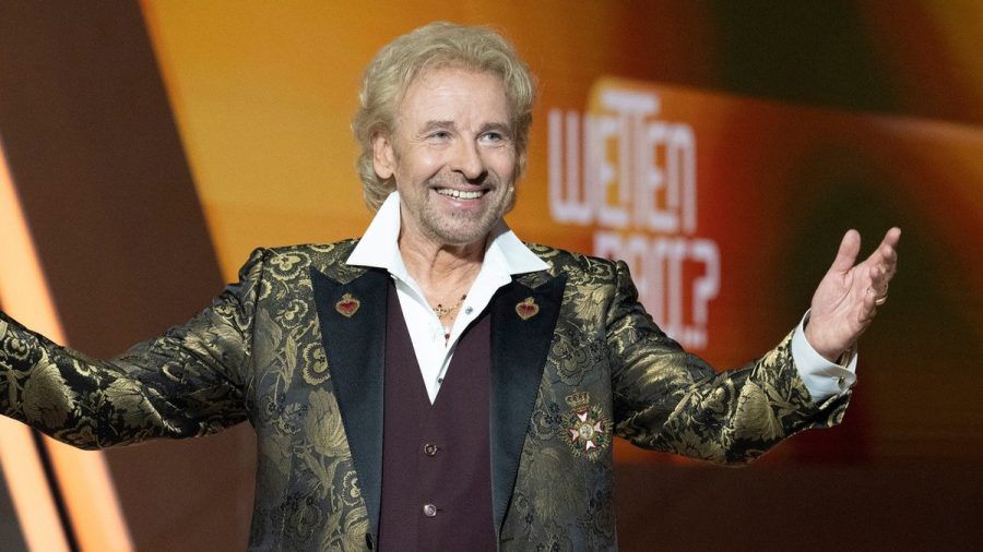 Thomas Gottschalk begrüßt auch 2022 wieder Promis auf seiner "Wetten, dass..?"-Couch. (dr/spot)