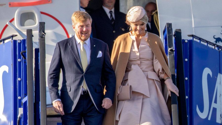 König Willem-Alexander und seine Frau Königin Máxima bei ihrer Ankunft am Flughafen Stockholm-Arlanda. (jes/spot)