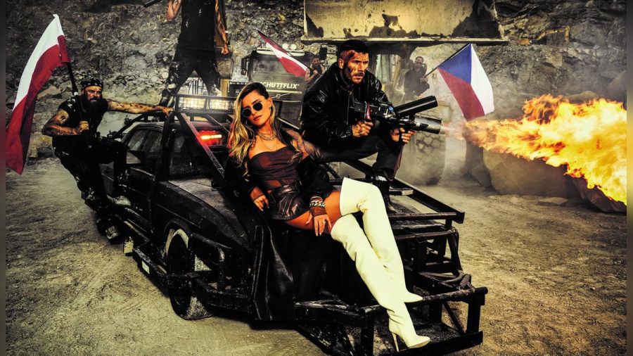 Sophia Thomalla und Lukas Podolski stellen für den Schüttflix-Kalender Mad Max nach. (mia/spot)