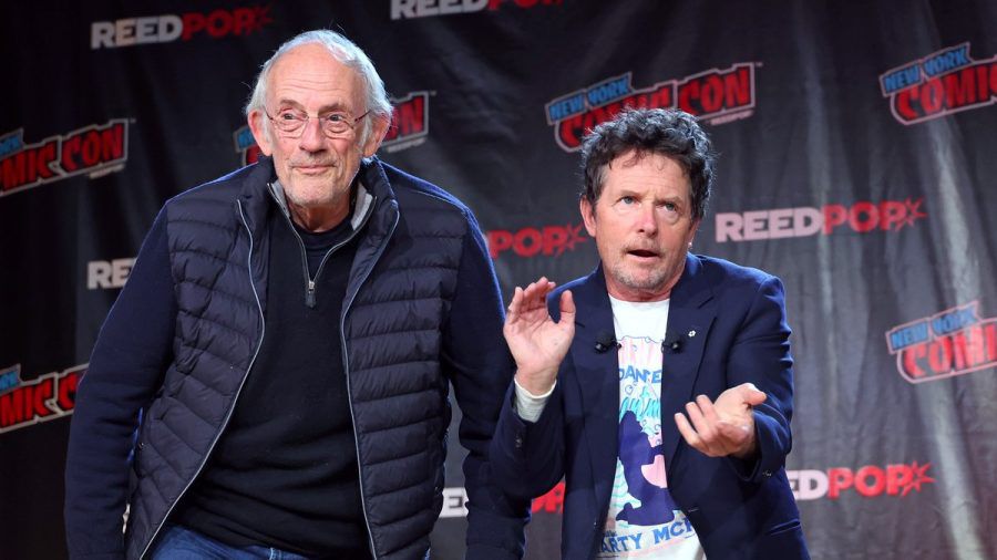 Christopher Lloyd (l.) und Michael J. Fox auf der Bühne der New York Comic Con. (smi/spot)