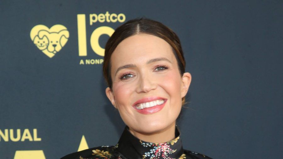 Die schwangere Mandy Moore im August auf dem roten Teppich. (dr/spot)