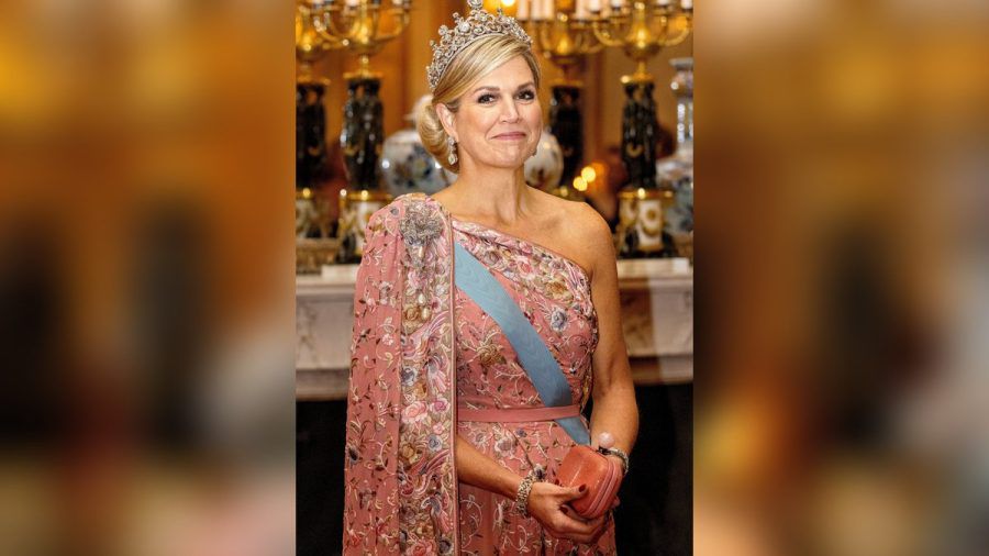 Königin Máxima mit ihrem asymmetrischen Kleid im königlichen Palast in Schweden. (mia/spot)