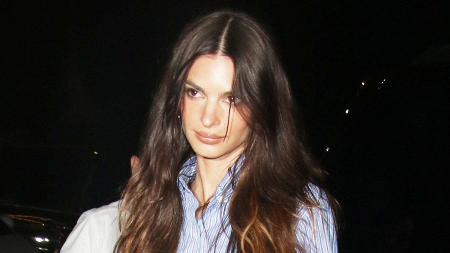 Emily Ratajkowski unterwegs durch die Nacht