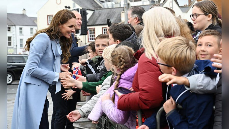 Eine Frau giftete Prinzessin Kate (l.) in Belfast an. (dr/spot)