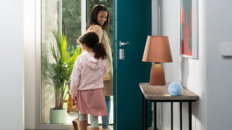 Immer jemand daheim: Der neue Echo Dot kann unter anderem im Verbund mit einer smarten Heizung die Raumtemperatur so steuern, wie man es ihm befiehlt. (elm/spot)