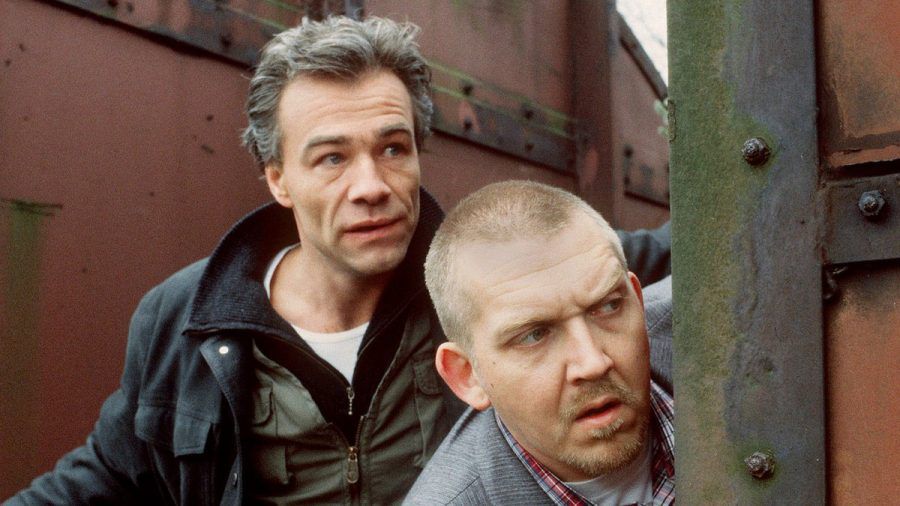 Ballauf und Schenk alias Klaus J. Behrendt (l.) und Dietmar Bär in ihrem ersten gemeinsamen "Tatort: Willkommen in Köln" aus dem Jahr 1997. (dr/spot)