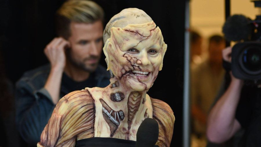 Schaurig entstellt und bestens gelaunt: Heidi Klum liebt Halloween. (stk/spot)