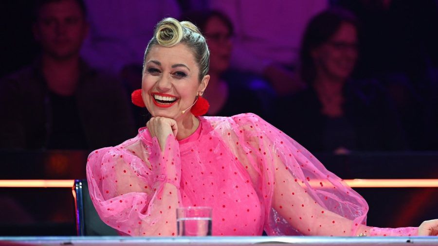 Sie ist als Einzige gesetzt: Ruth Moschner sitzt in jeder Folge von "The Masked Singer" im Rateteam. (jru/spot)