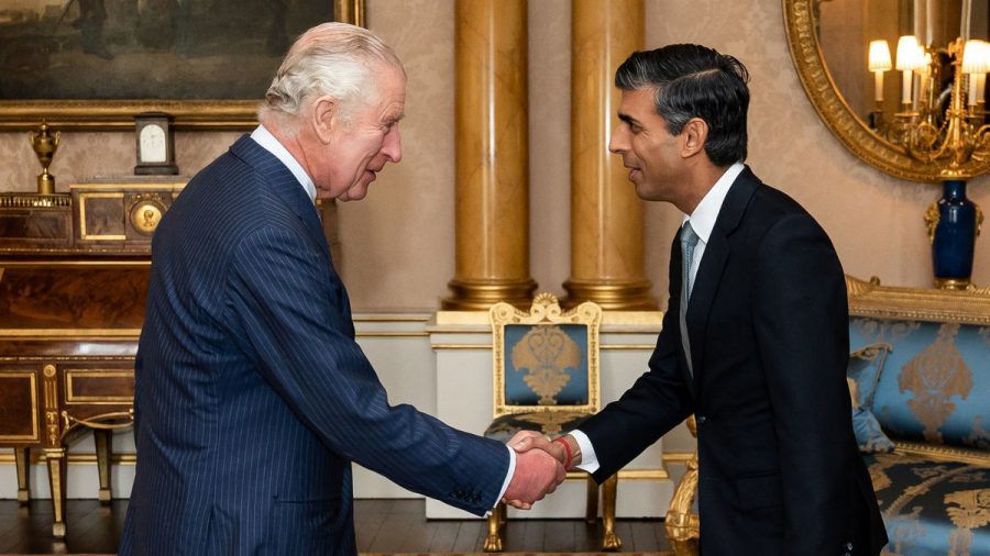 König Charles III. hat Rishi Sunak (r.) am Dienstag zum britischen Premierminister ernannt. (wue/spot)