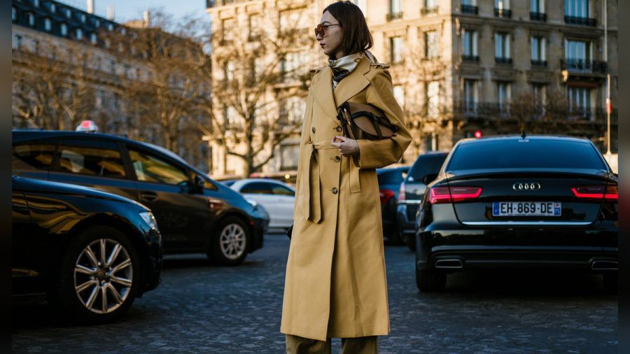 The Big Coat: Mäntel können im Herbst 2022 nicht oversized genug sein. (the/spot)