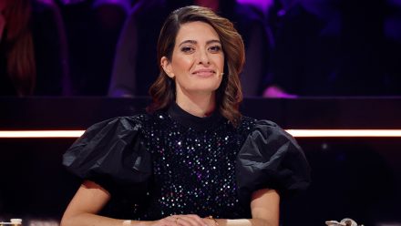 Fernsehmoderatorin Linda Zervakis in der 1. Live Show der 7. Staffel The Masked Singer