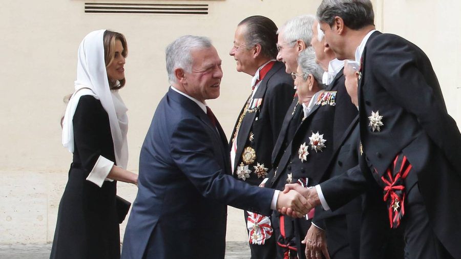 Königin Rania und König Abdullah II. werden im Vatikan begrüßt. (eee/spot)