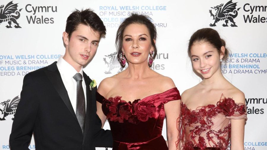 Catherine Zeta-Jones mit Tochter Carys und Sohn Dylan auf einem roten Teppich. (ili/spot)