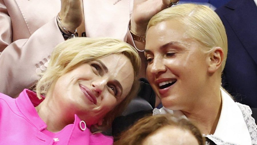 Rebel Wilson (l.) mit ihrer Partnerin Ramona Agruma bei den US Open im August. (wue/spot)