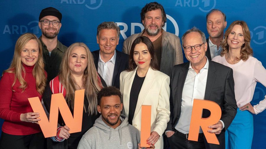 Die Paten und Patinnen der ARD-Themenwoche "Wir gesucht!" sind unter anderem Anja Schneider, Mark Forster (h.l.), Idil Baydar, Thomas Reutter (SWR), Leeroy (v.), Aline Abboud (Mitte), Hans-Jochen Wagner (h.M.), Kai Gniffke (SWR), Martin Brambach (h.r.) und Hendrike Brenninkmeyer (SWR). (ili/spot)
