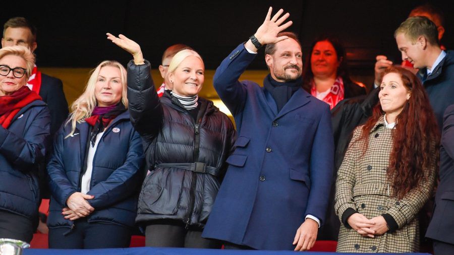 Kronprinzessin Mette-Marit und Kronprinz Haakon im Osloer Fußballstadion. (ncz/spot)